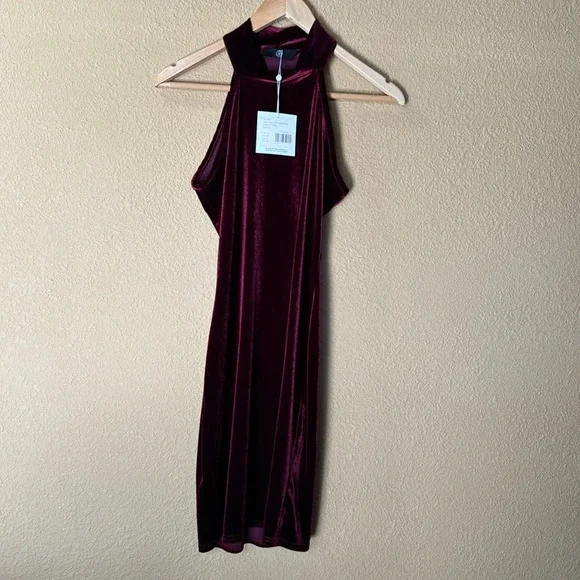 Missguided - Velvet Halterneck Bodycon Dress Burgundy. 6 - Picture 4 of 8